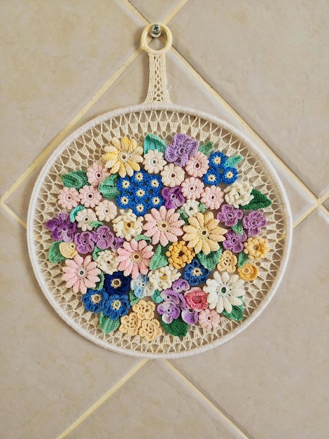 Haftowany talerz motyw kwiatowy